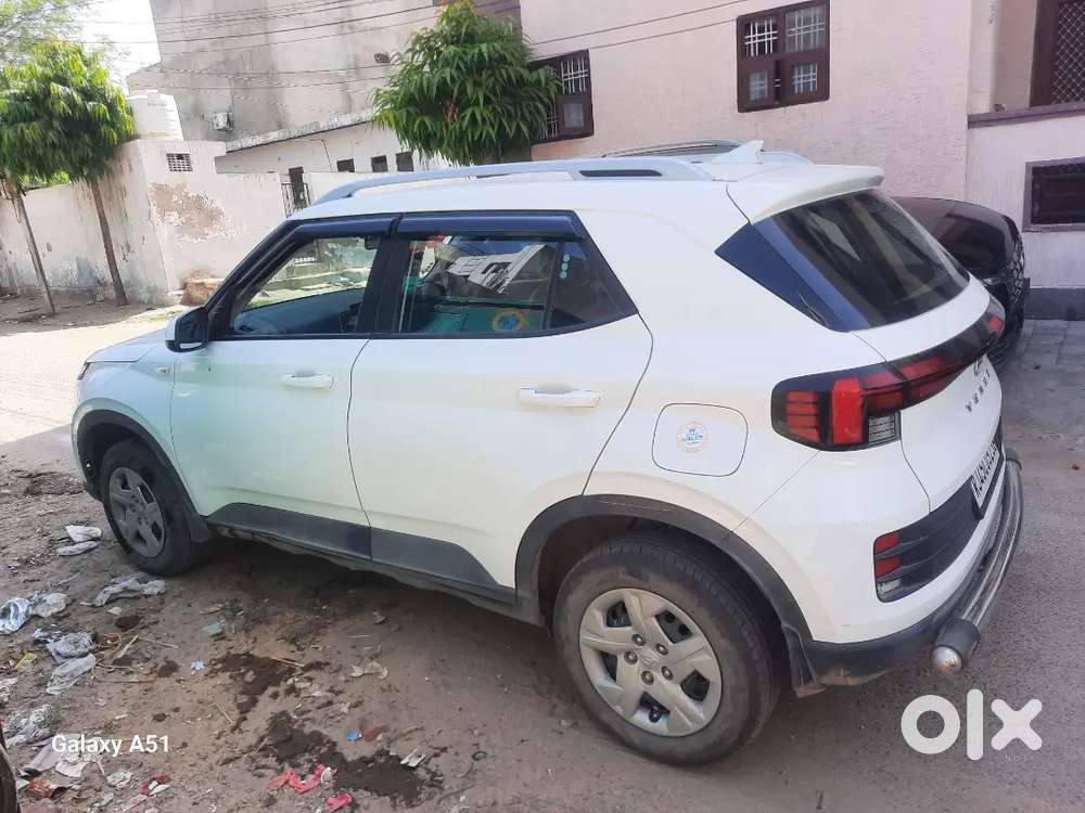 Hyundai Venue 2022 Petrol 13600 Km Driven