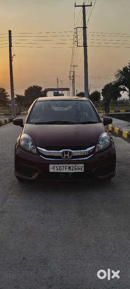 Honda Amaze 2017 Petrol Well Maintained. Showroom Maintaince.