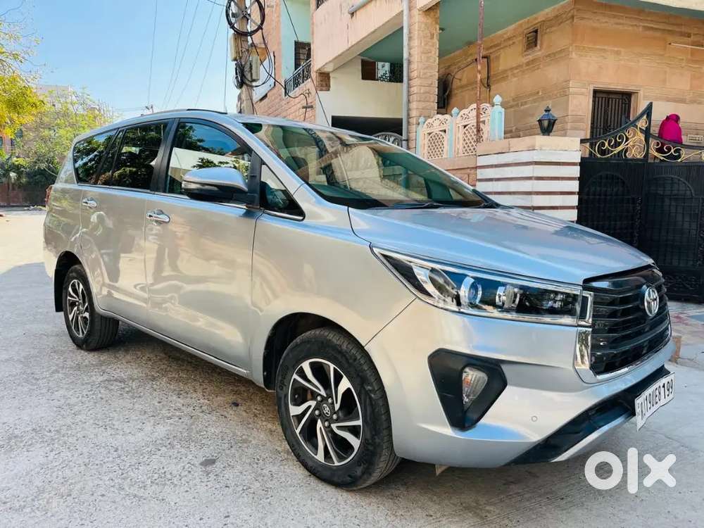 इनोवा क्रिस्टा गाड़ी कंप्लीट सर्विस रिकॉर्ड के साथ