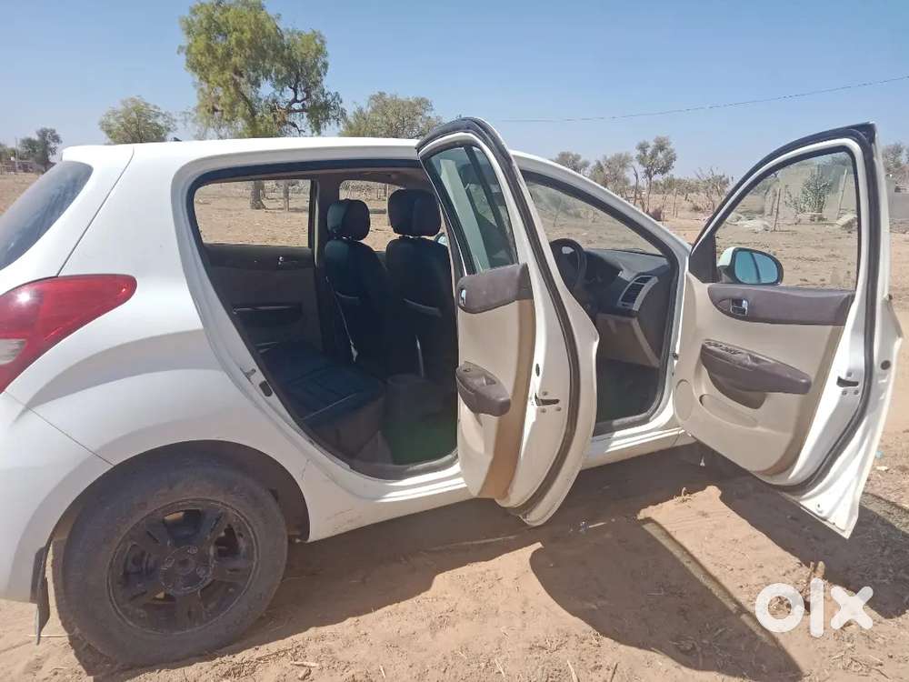 गाड़ी कंडीशन A1 80000 किलोमीटर चली हुई सेकंड ऑनर