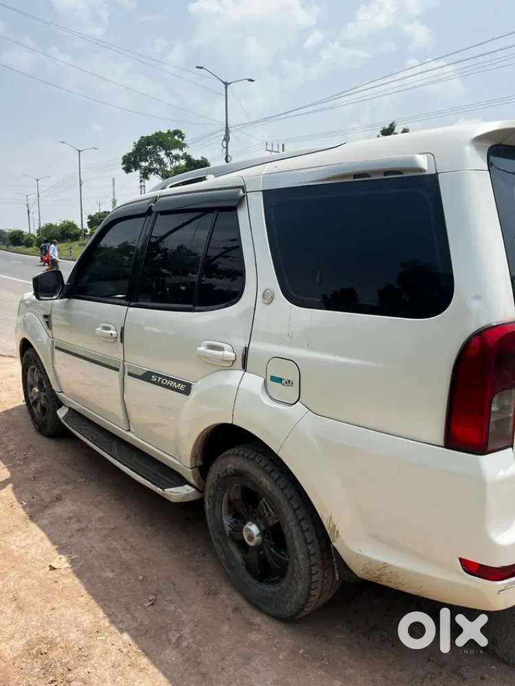 Tata Safari Storme 2013