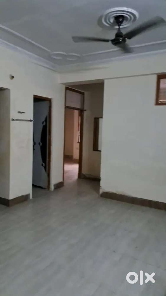 Appartment for rent on first floor for ₹14000 near mehmoorganj sigra