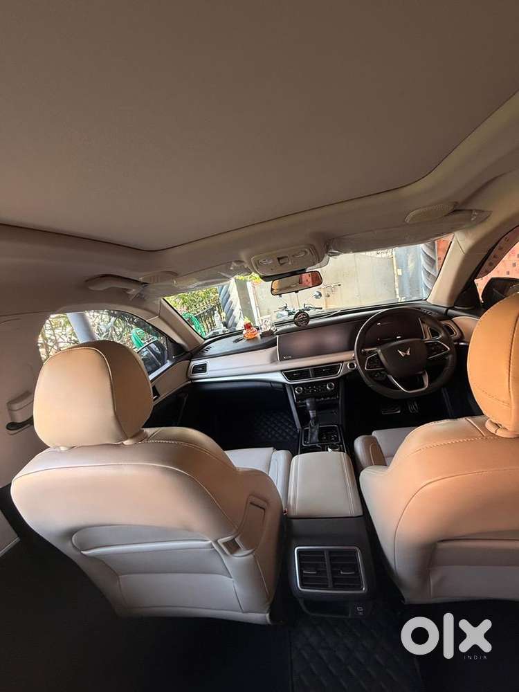 Mahindra Xuv700 2023 Petrol Well Maintained