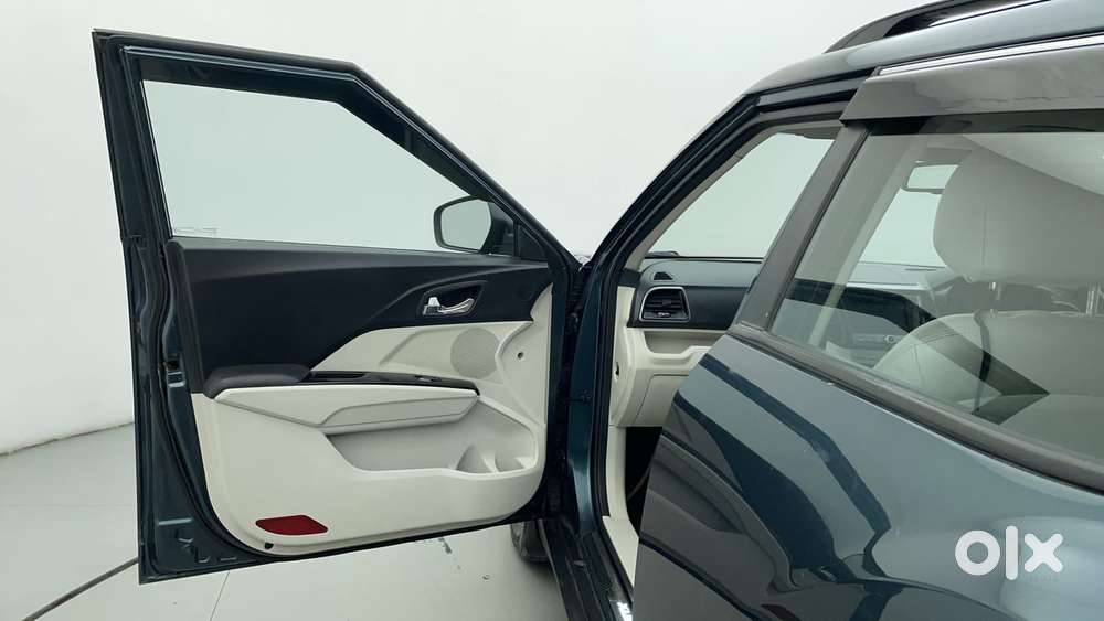 Mahindra Xuv300 W8 (o) 1.5 Diesel Amt, 2023, Diesel