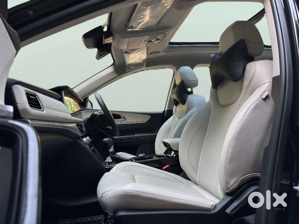 Mahindra Xuv700 2.0 Ax 7 Petrol At Luxury Pack Str, 2025, Petrol