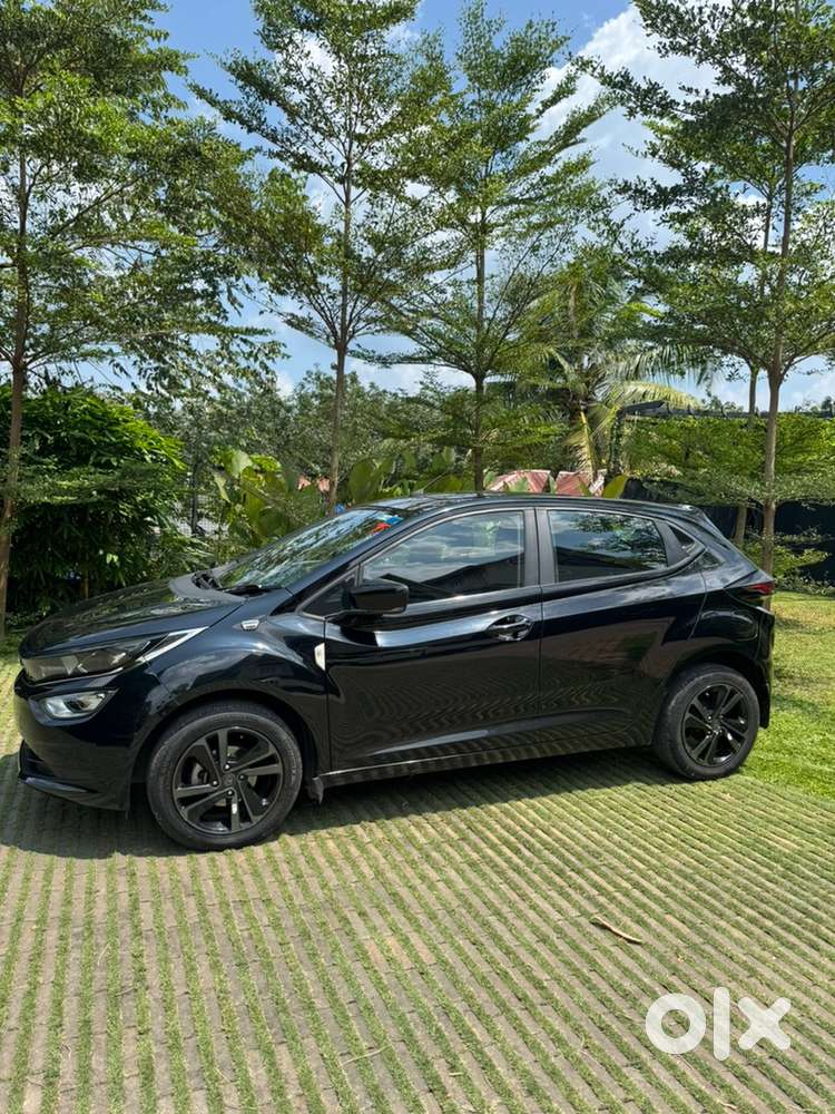 Tata Altroz Zx Plus Dark Edition (automatic)
