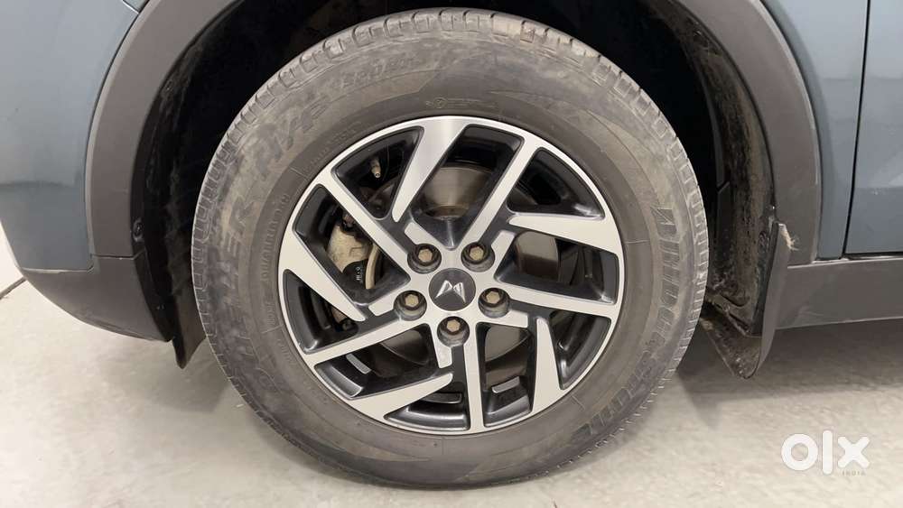 Mahindra Xuv300 1.2 W8 (o) Amt Petrol, 2023, Petrol