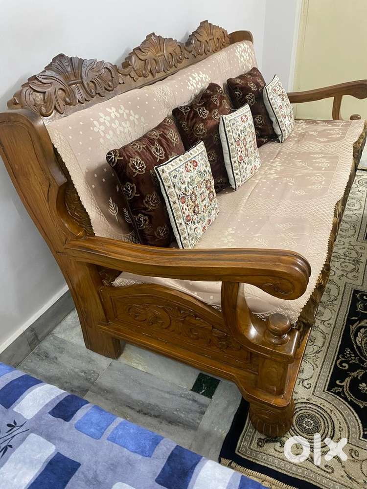 5 seater Saagwan Wook solid sofa with Gaddi, well maintained