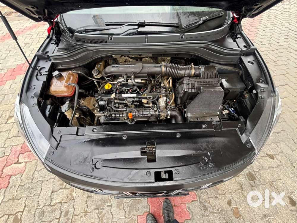 Mahindra Xuv700 2022 Petrol Showroom Condtion