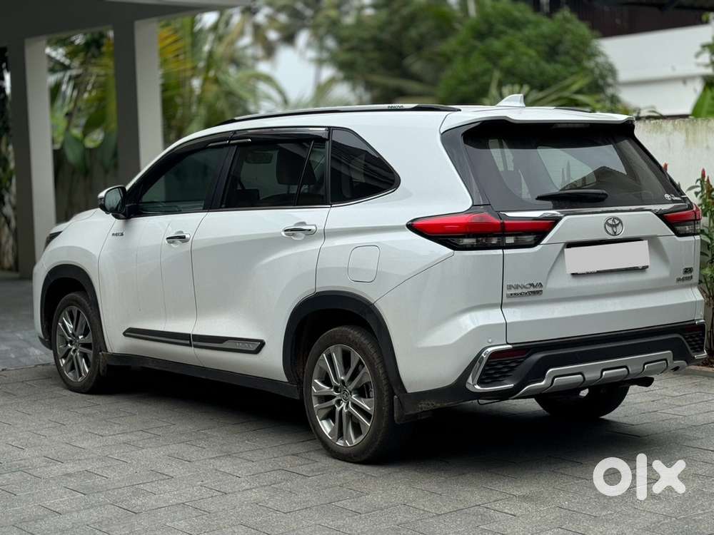 Toyota Innova Hycross 2023
