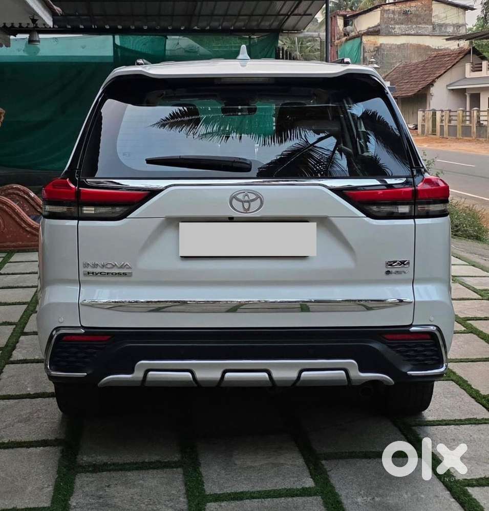 Toyota Innova Hycross 2025