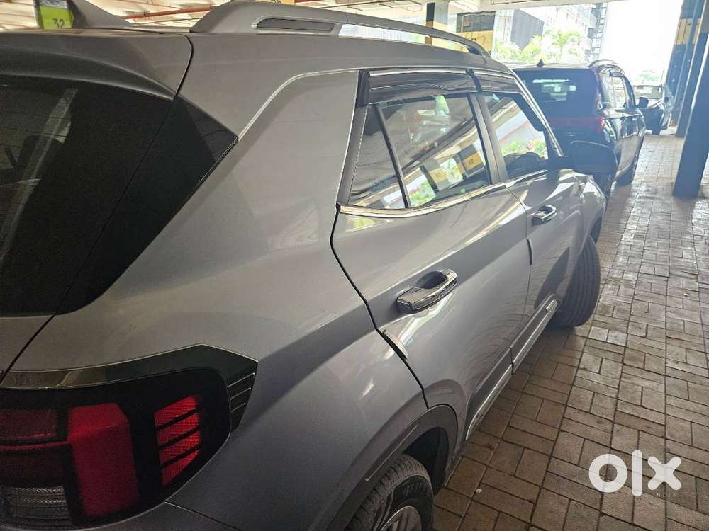 Hyundai Venue 2022 Petrol 27000 Km Driven