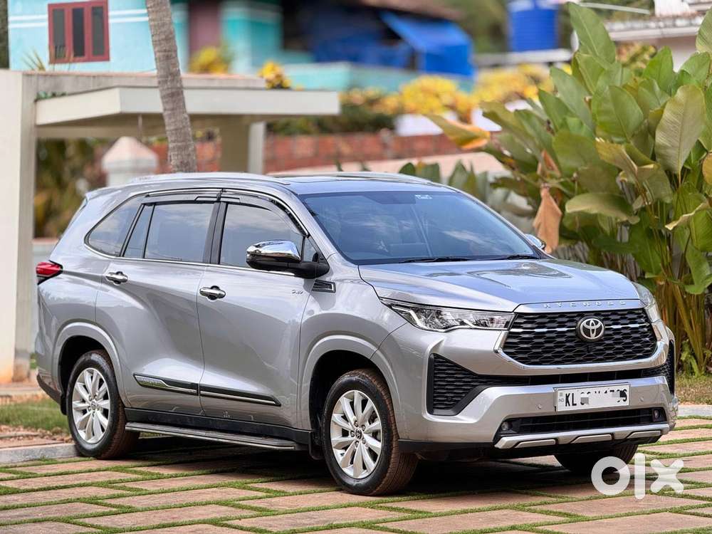 Toyota Innova Hycross