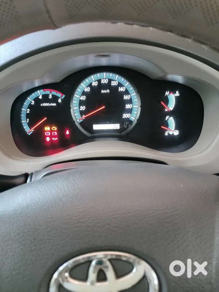 Toyota Innova 2014  2.5 V 7 Seater Diesel 105000 Km Driven