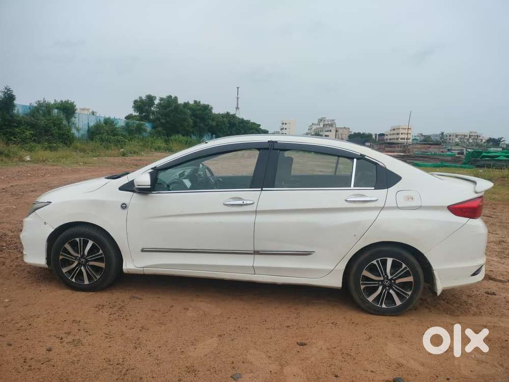 Maruti Suzuki Swift Dzire Vxi Optional, 2020, Petrol