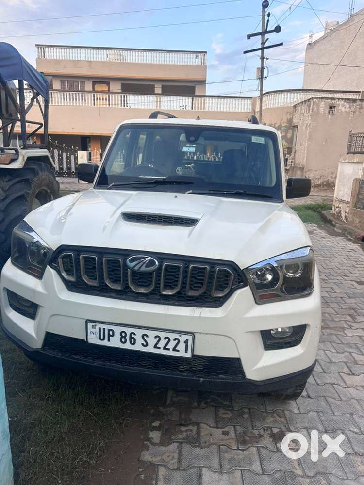 Mahindra Scorpio S10.