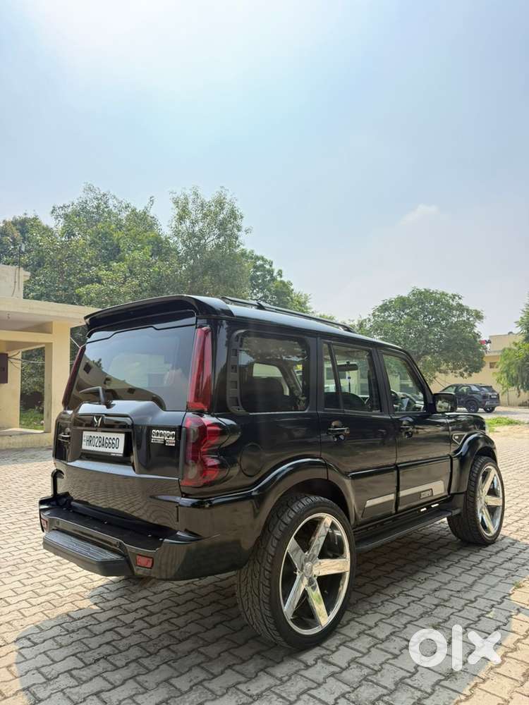 Scorpio Classic S11 2025 Captain Seat 24inch Alloy Tyre 14500km Driven