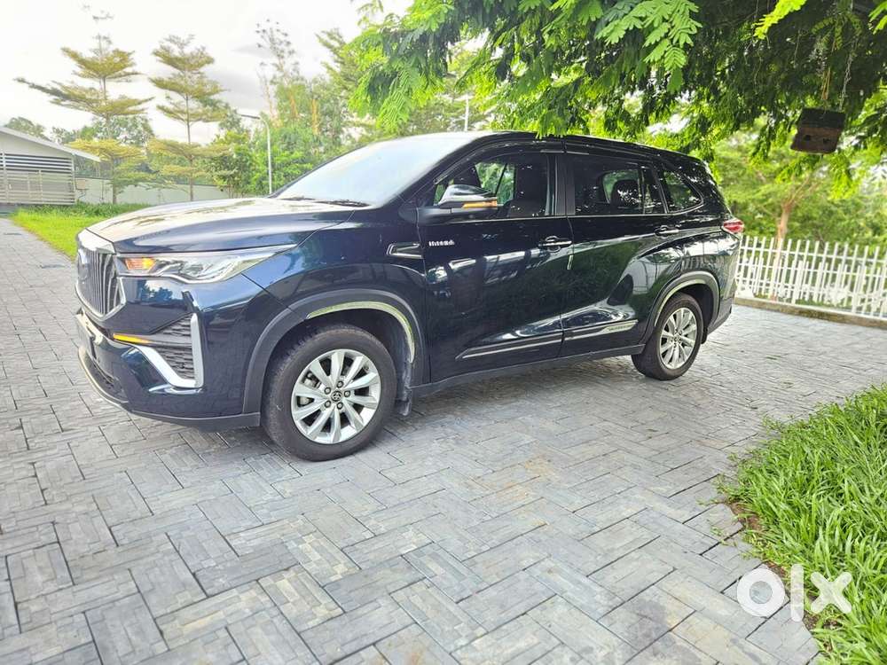 Toyota Innova Hycross (color: Blackish Ageha Gf) Petrol Good Condition