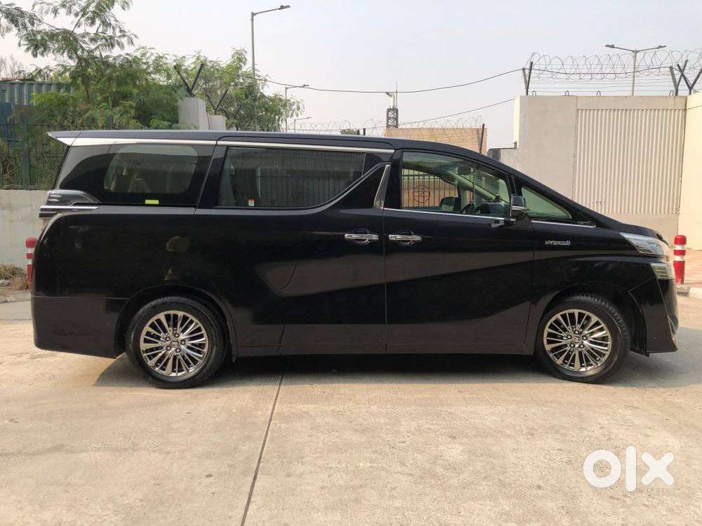 Toyota Vellfire 2.5 Executive Lounge, 2023, Cng & Hybrids