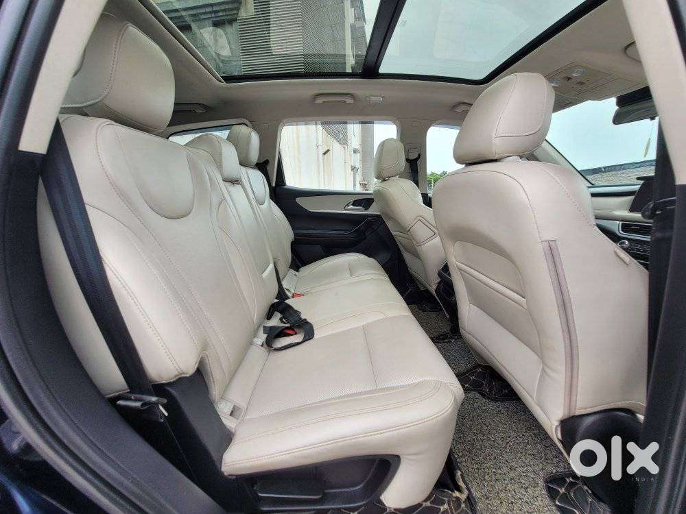 Mahindra Xuv700 2.0 Ax 7 Petrol At Str, 2023, Petrol