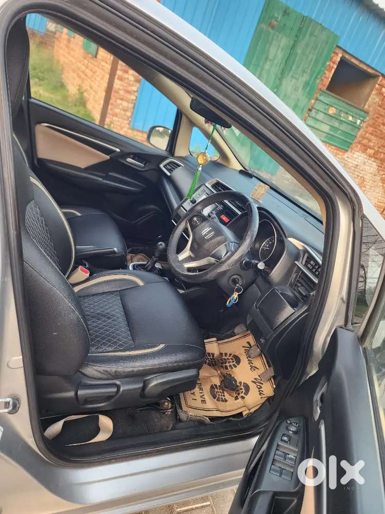 Honda Jazz V 
Power Windows 
Power Steering 
Power Break