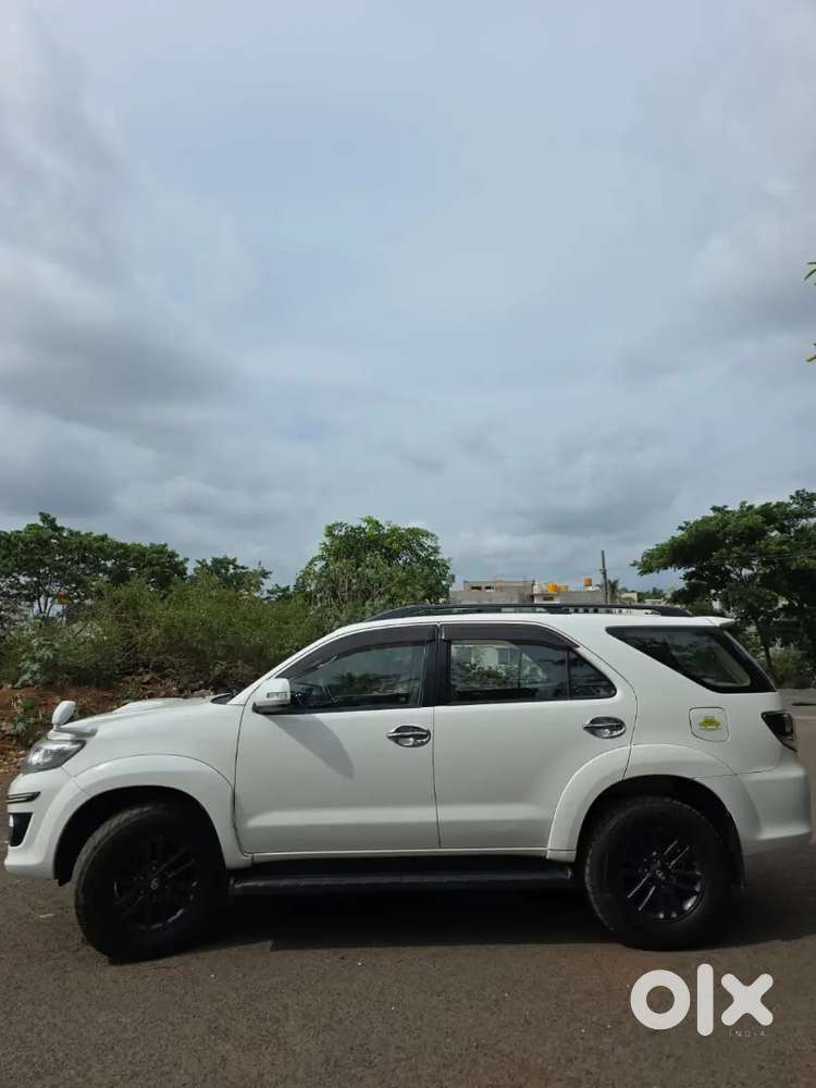 Toyota Fortuner 4x2 (mt) 2015 – Showroom Maintained  White Colour