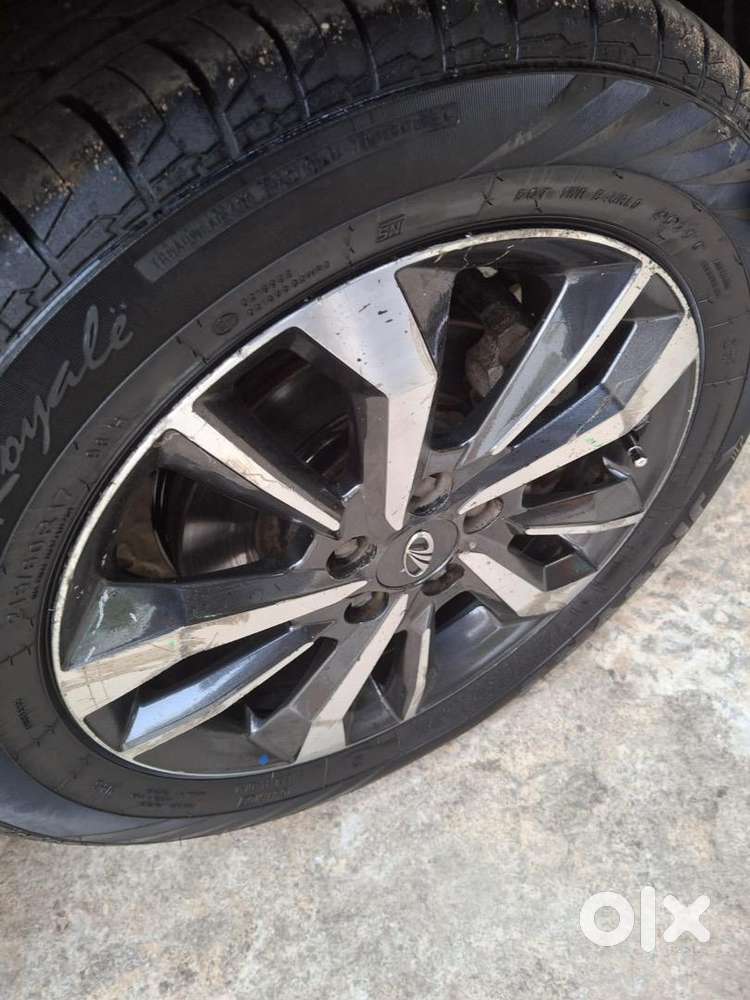 Showroom Condition Sunroof Xuv300