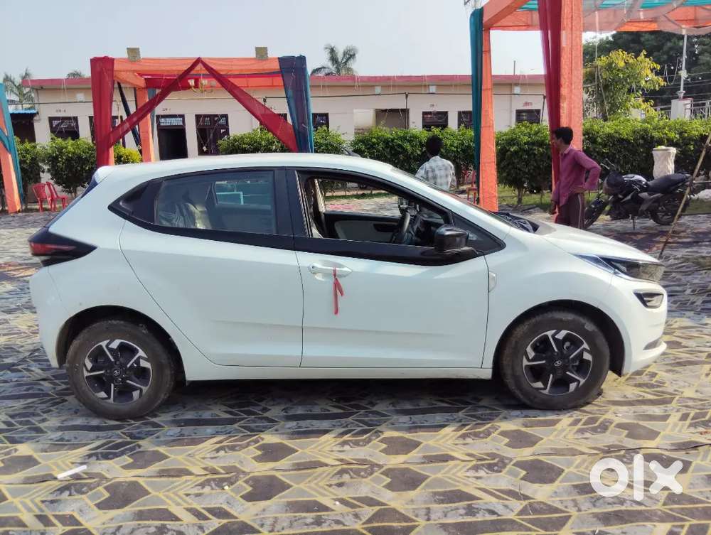 2022 Tata Altroz Xe Petrol With Alloy Wheel