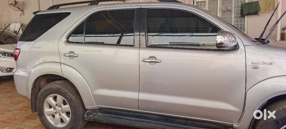 Toyota Fortuner Legender 2010 Diesel 200000 Km Driven