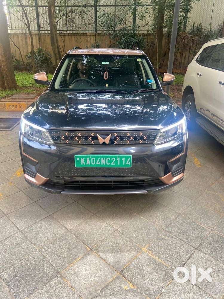Top End Mahindra Xuv400 Black With The Extra Large 37.kw Battery