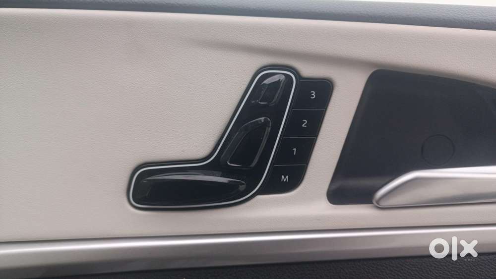 Mahindra Xuv700 2.0 Ax 7 Petrol Mt Str, 2024, Petrol