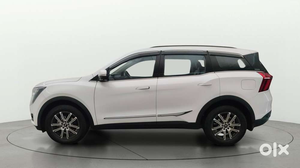 Mahindra Xuv700 2.0 Ax 7 Petrol Mt Str, 2025, Petrol