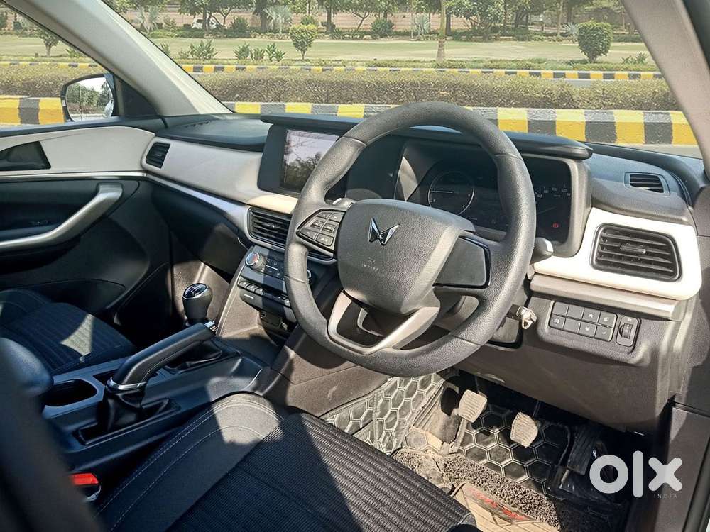 Mahindra Xuv700 2.0 Mx Petrol Mt 5 Str, 2024, Petrol