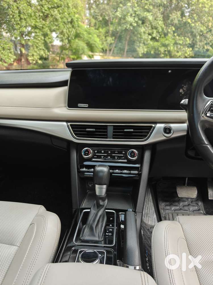 Mahindra Xuv700 2.0 Ax 7 Petrol At Str, 2024, Petrol
