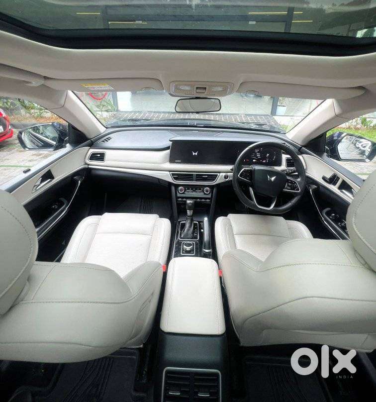 Mahindra Xuv700 2.2 Ax 7 Diesel At Luxury Pack Str Awd, 2022, Diesel