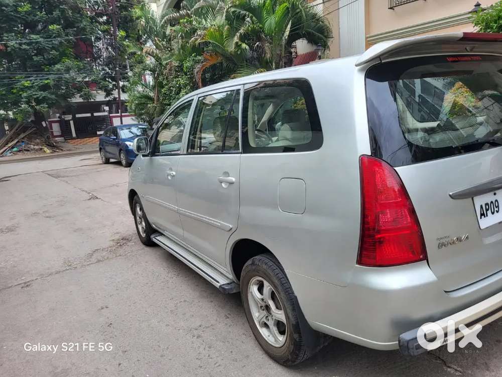 Showroom Track Toyota Innova 8 Seater Diesel 2009