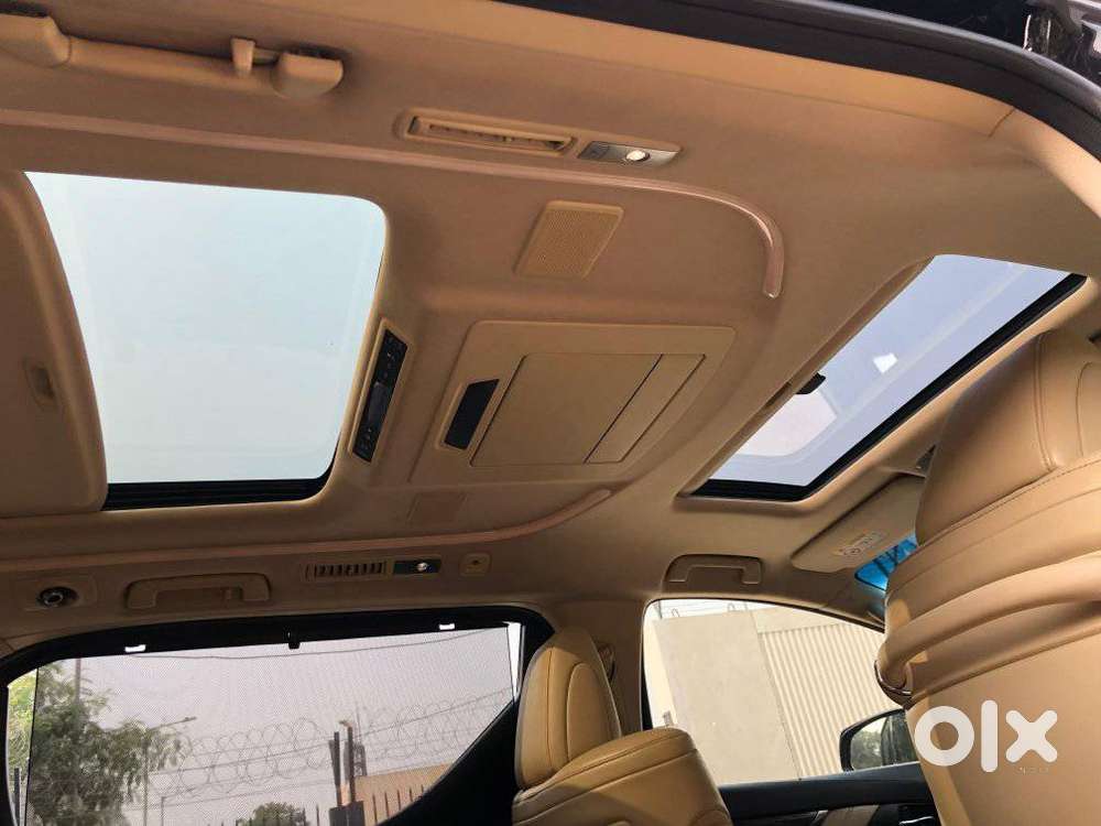 Toyota Vellfire 2.5 Executive Lounge, 2023, Cng & Hybrids