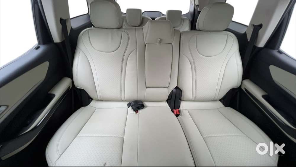 Mahindra Xuv700 2.0 Ax 5 Petrol Mt 7 Str, 2022, Petrol