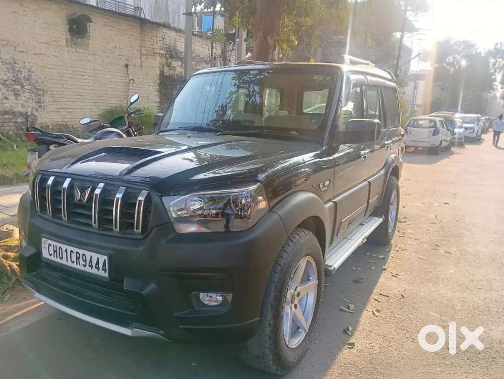 Mahindra Scorpio Classic 2023 Black Diesel 42000 Km Driven