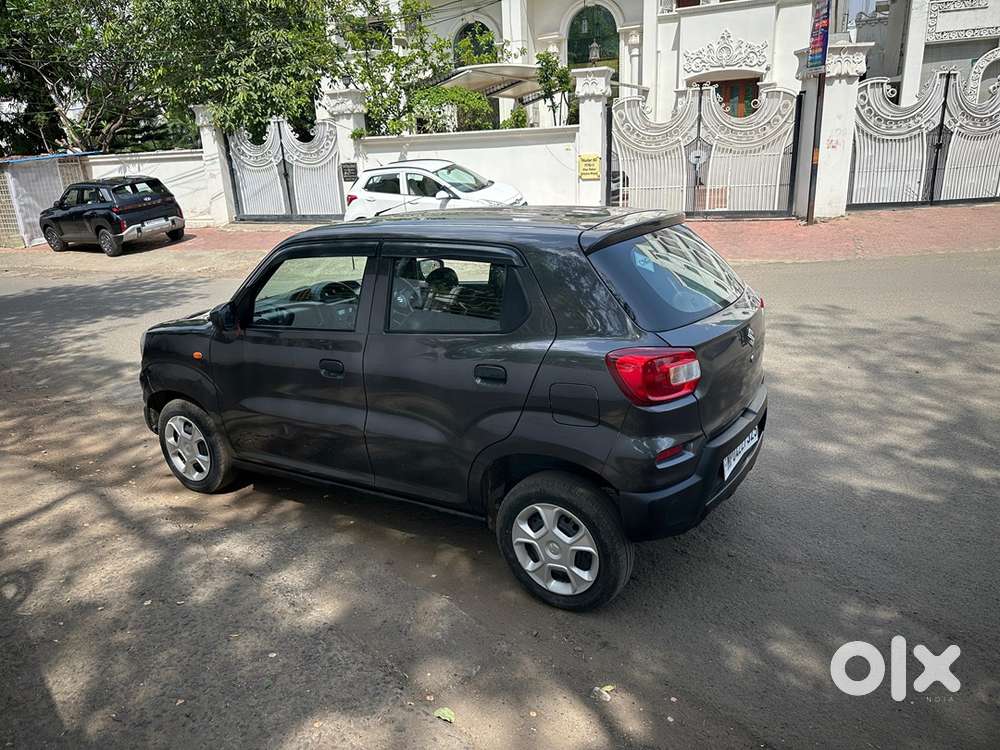 Maruti Suzuki S Presso Next To Showroom