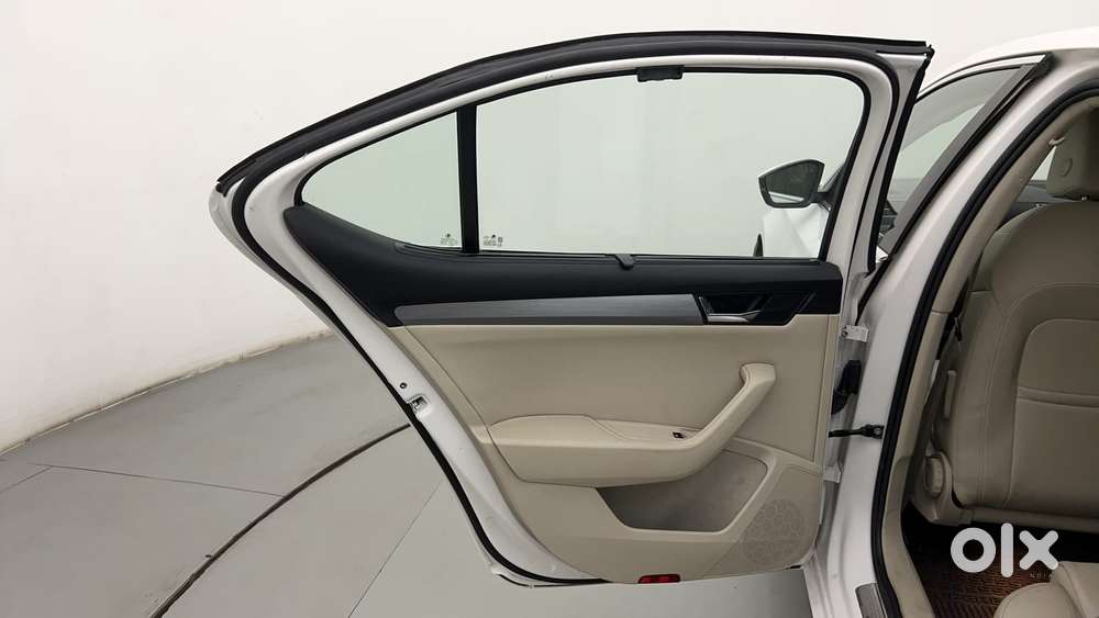 Skoda Superb [2014-2016] 1.8 Style Tsi At, 2017, Petrol