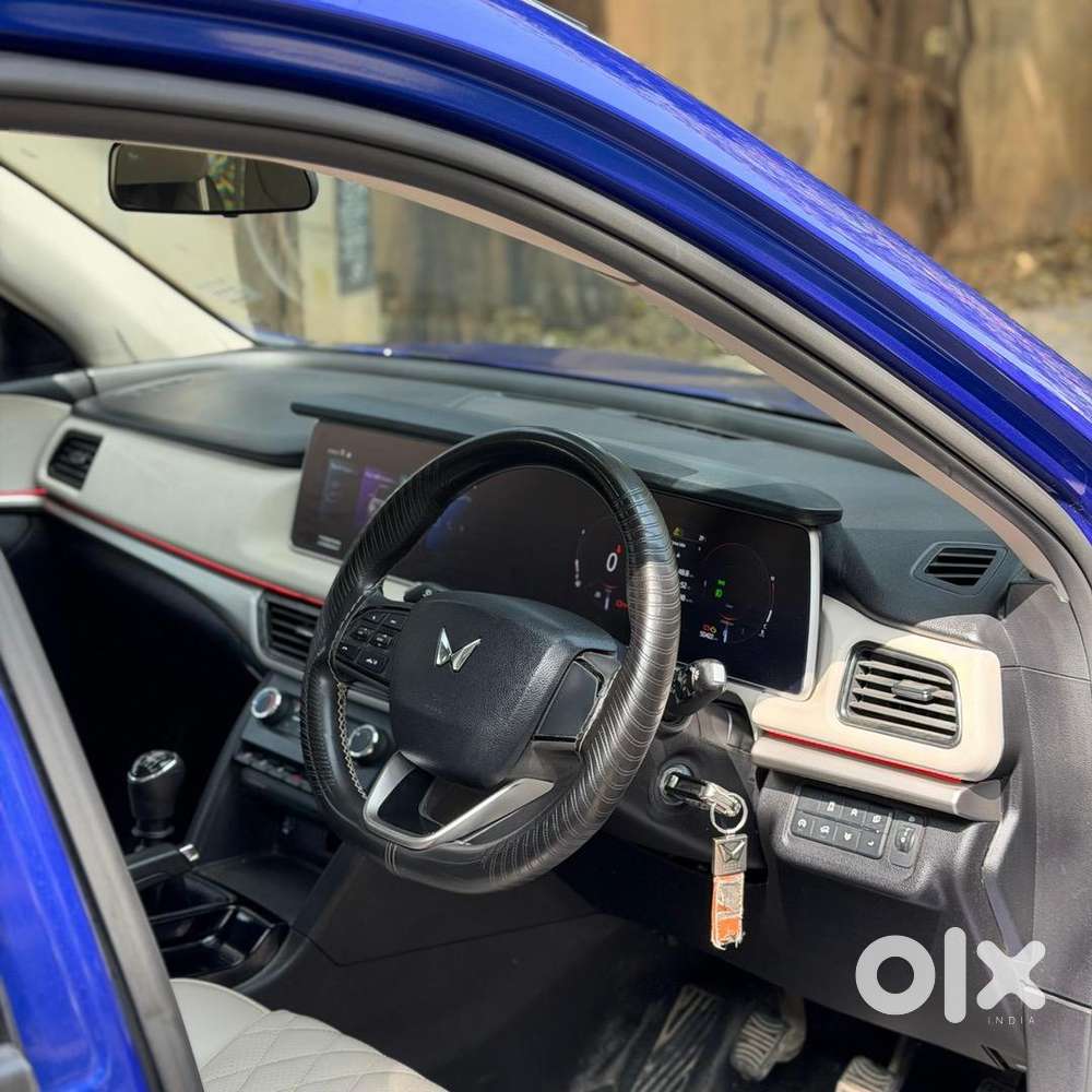 2024 Mahindra Xuv 700 Diesel Manual - 5 Seater