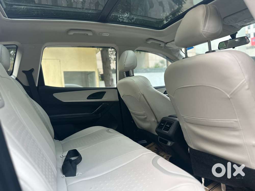 Mahindra Xuv700 2.0 Ax 5 Petrol Mt Str, 2024, Petrol