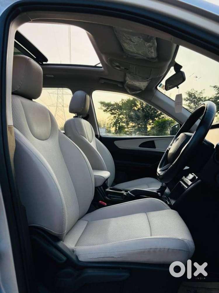 Mahindra Xuv700 2.2 Ax 5 Diesel At 7 Str, 2022, Diesel