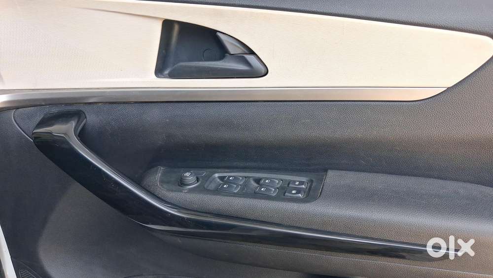 Mahindra Xuv700 2.0 Ax 5 Petrol Mt Str, 2022, Petrol
