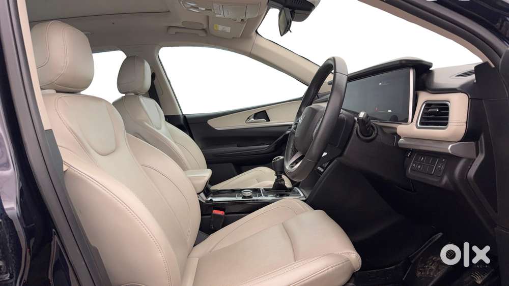 Mahindra Xuv700 2.0 Ax 5 Petrol Mt 7 Str, 2023, Diesel