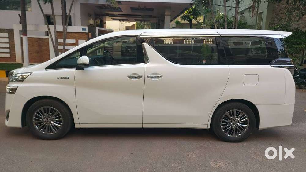 Toyota Vellfire 2.5 Executive Lounge, 2023, Cng & Hybrids
