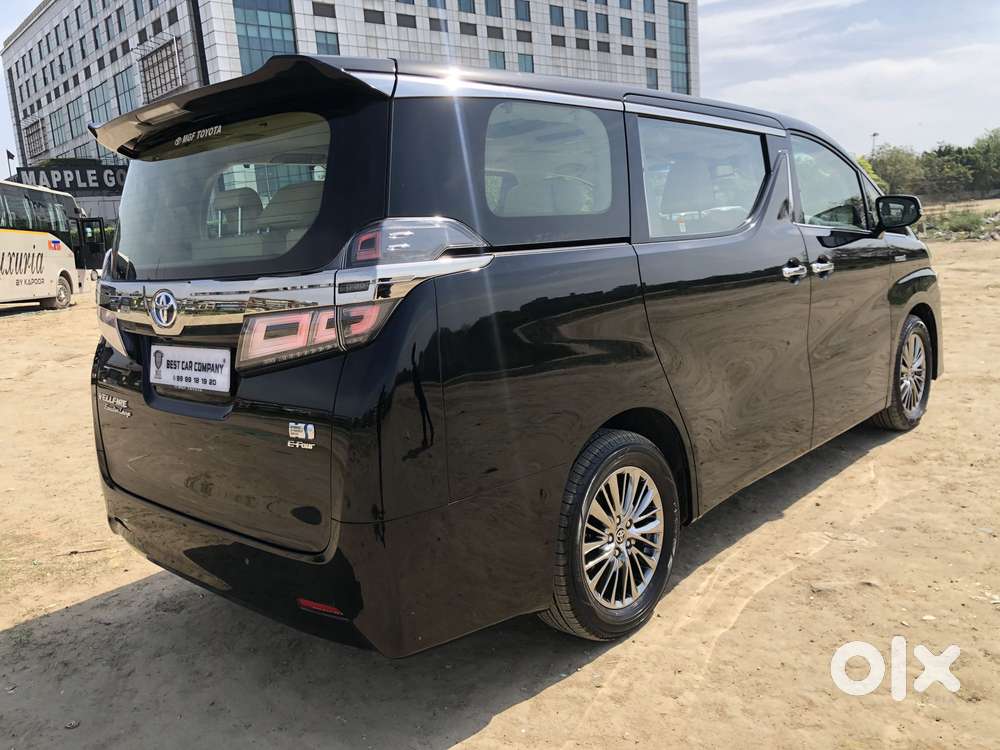 Toyota Vellfire 2.5 Executive Lounge, 2023, Cng & Hybrids