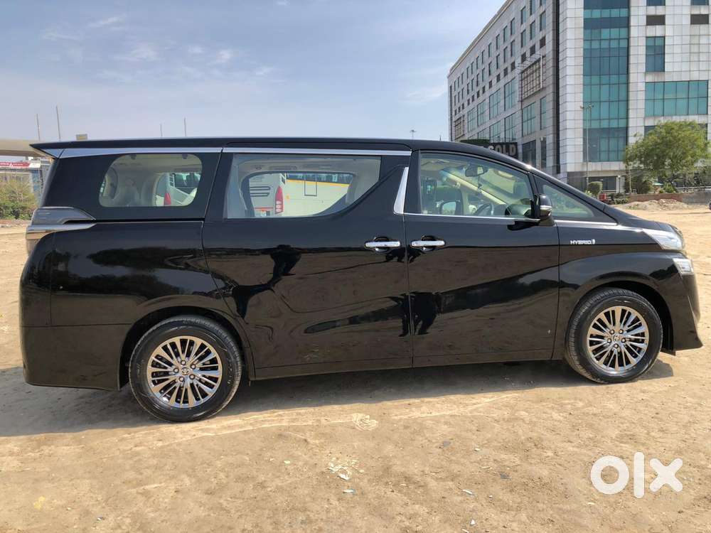 Toyota Vellfire 2.5 Executive Lounge, 2023, Cng & Hybrids