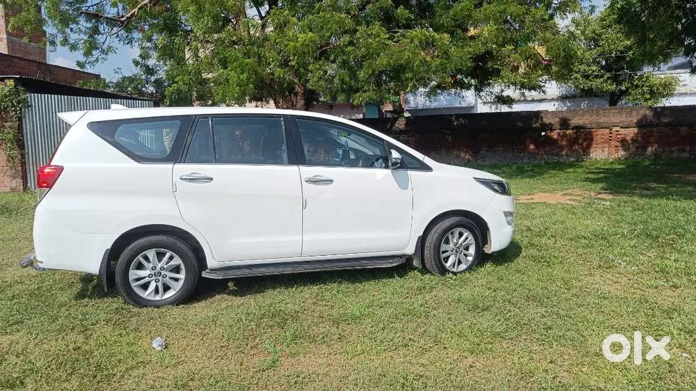 Innova Crysta 2.4 V Diesel White